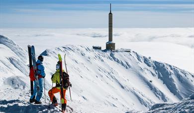 people with skis at Mount Gausta