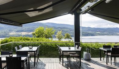 great terrace at Brattrein Hotel with a view of the lake Norsjø