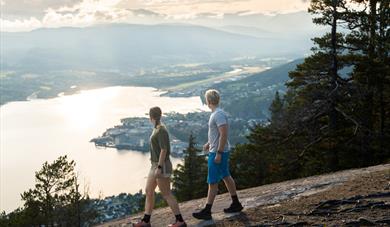 couple enjoying the view from the top of Eikeskartoppen