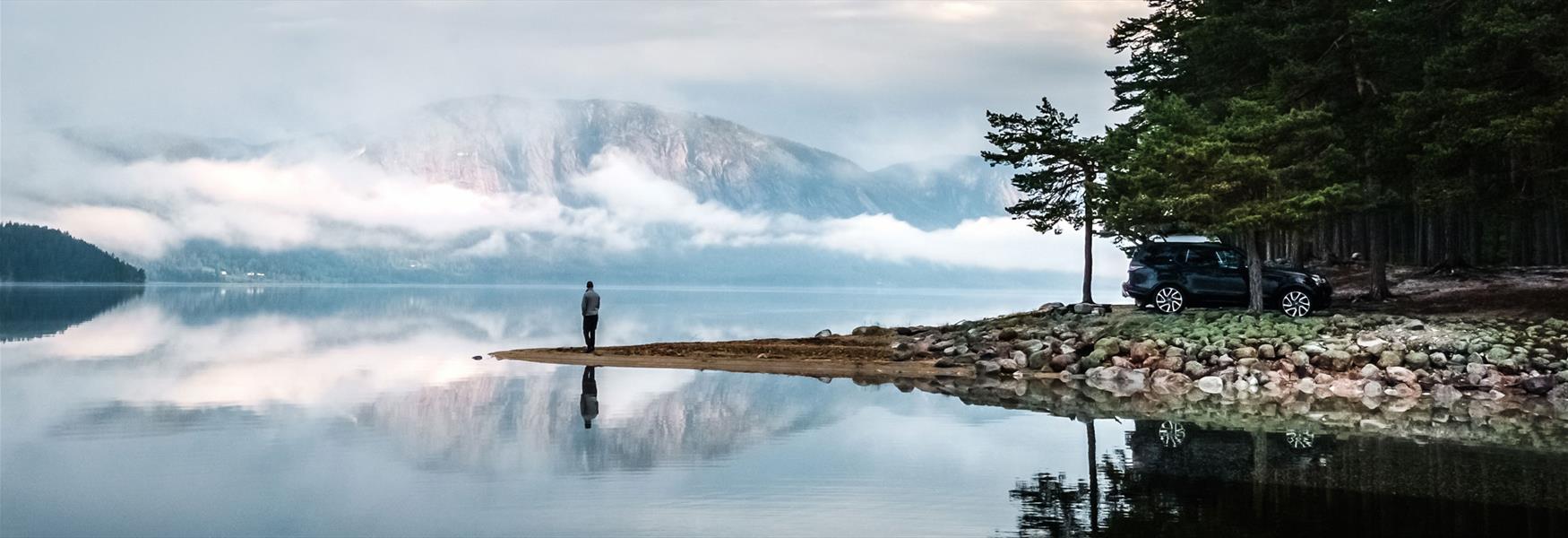 mann står på en strand i Fyresdal