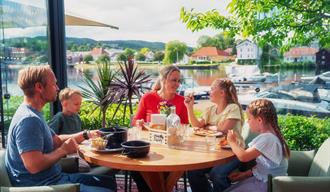 family eats at the restaurant Jonas B Gundersen in Porsgrunn